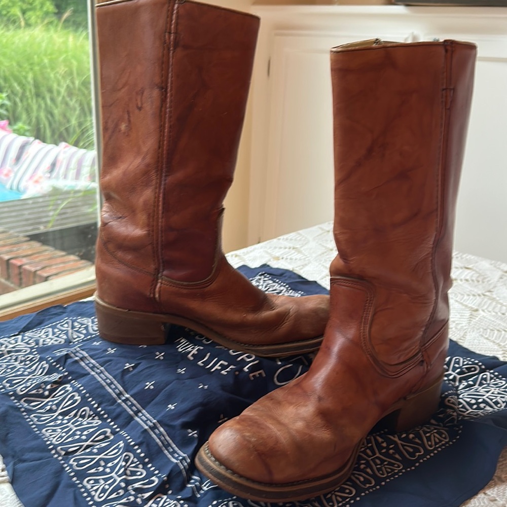 Vintage men’s Wrangler boots. Made in USA. Well loved but lots of wear left.